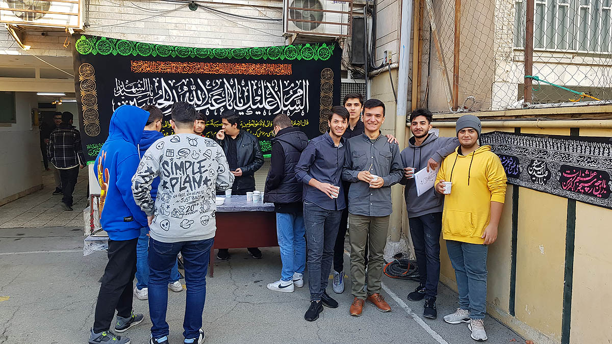 برپایی موکب ایام فاطمیه در دبیرستان شریف ، پذیرایی چای ، یل ، زارع ، متین جعفری ، بدخشان