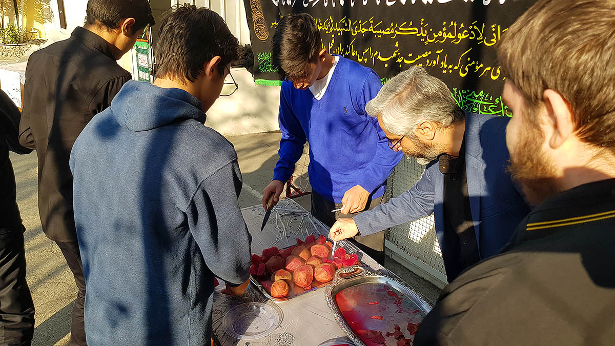 برپایی موکب ایام فاطمیه در دبیرستان شریف ، پذیرایی لبو ، وحید قلیچ خانی ، بدخشان