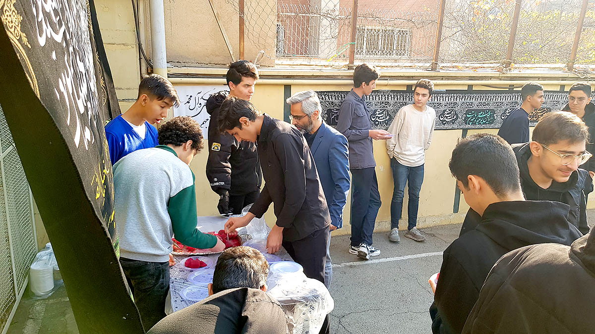 برپایی موکب ایام فاطمیه در دبیرستان شریف ، پذیرایی لبو ، وحید قلیچ خانی ، بدخشان
